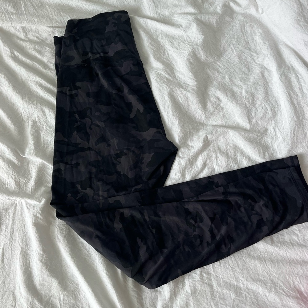 Black camo leggings size small